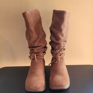 SKECHERS TAN SUEDE BOOTS